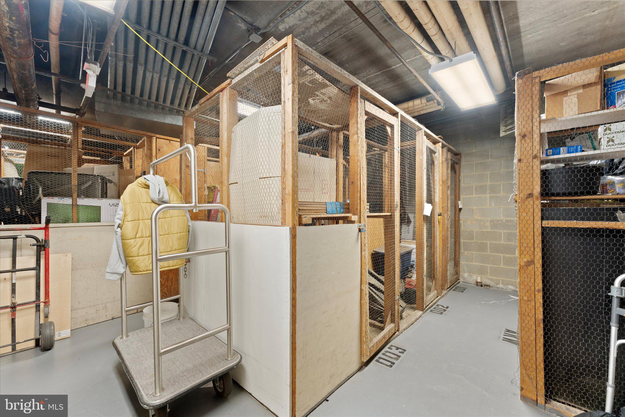 6101 Edsall Road, Unit 1402 Alexandria, VA 22304 - Photo 27 of 37 a view of entryway with a bathtub