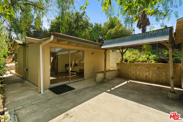 a view of a utility room with washer and dryer