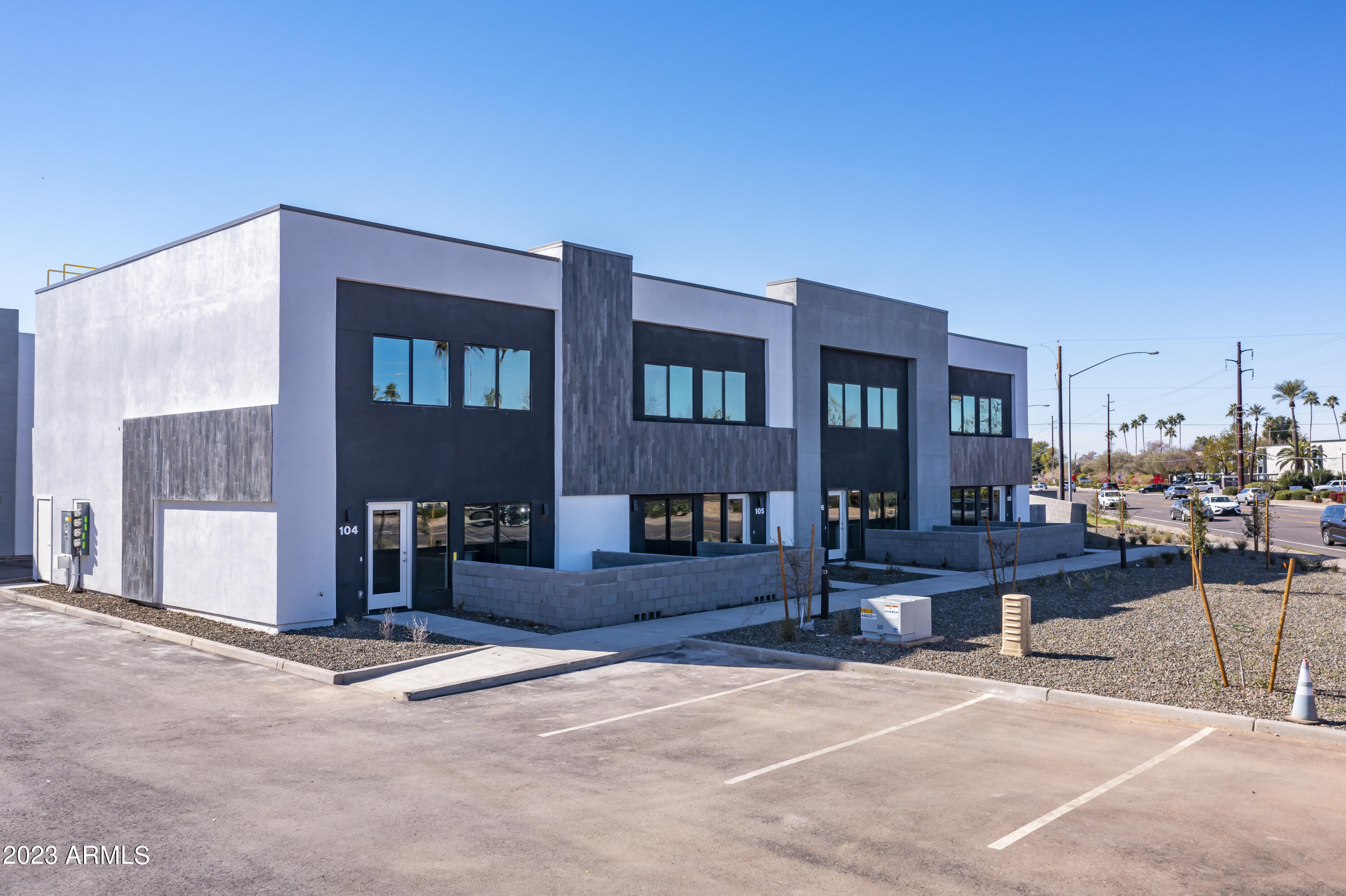 432 South 32nd Street, Unit 114 Mesa, AZ 85204 - Photo 6 of 75 a view of a building with sitting area