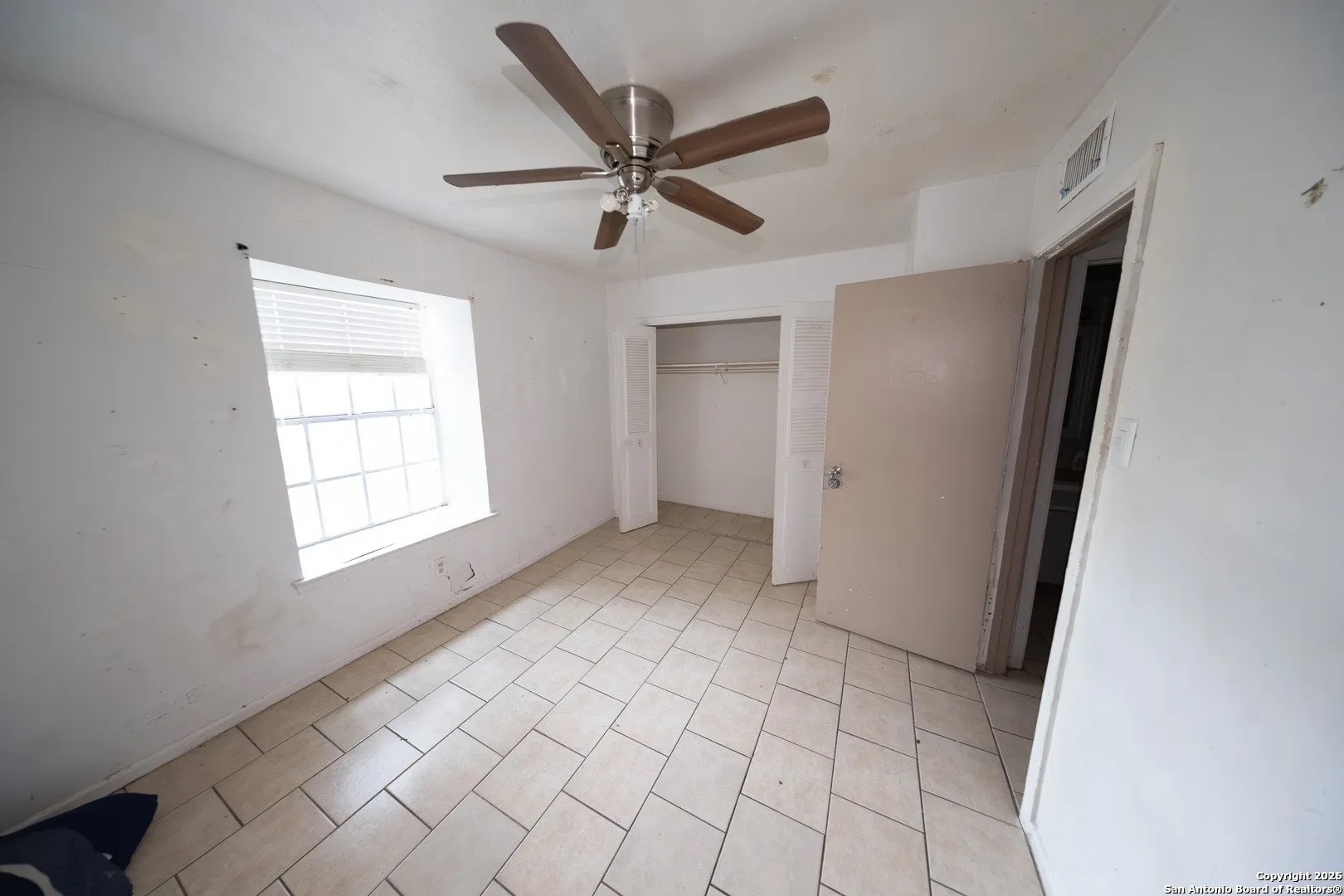170 De Chantle Road, Unit 709 San Antonio, TX 78201 - Photo 12 of 24 a view of an empty room and window