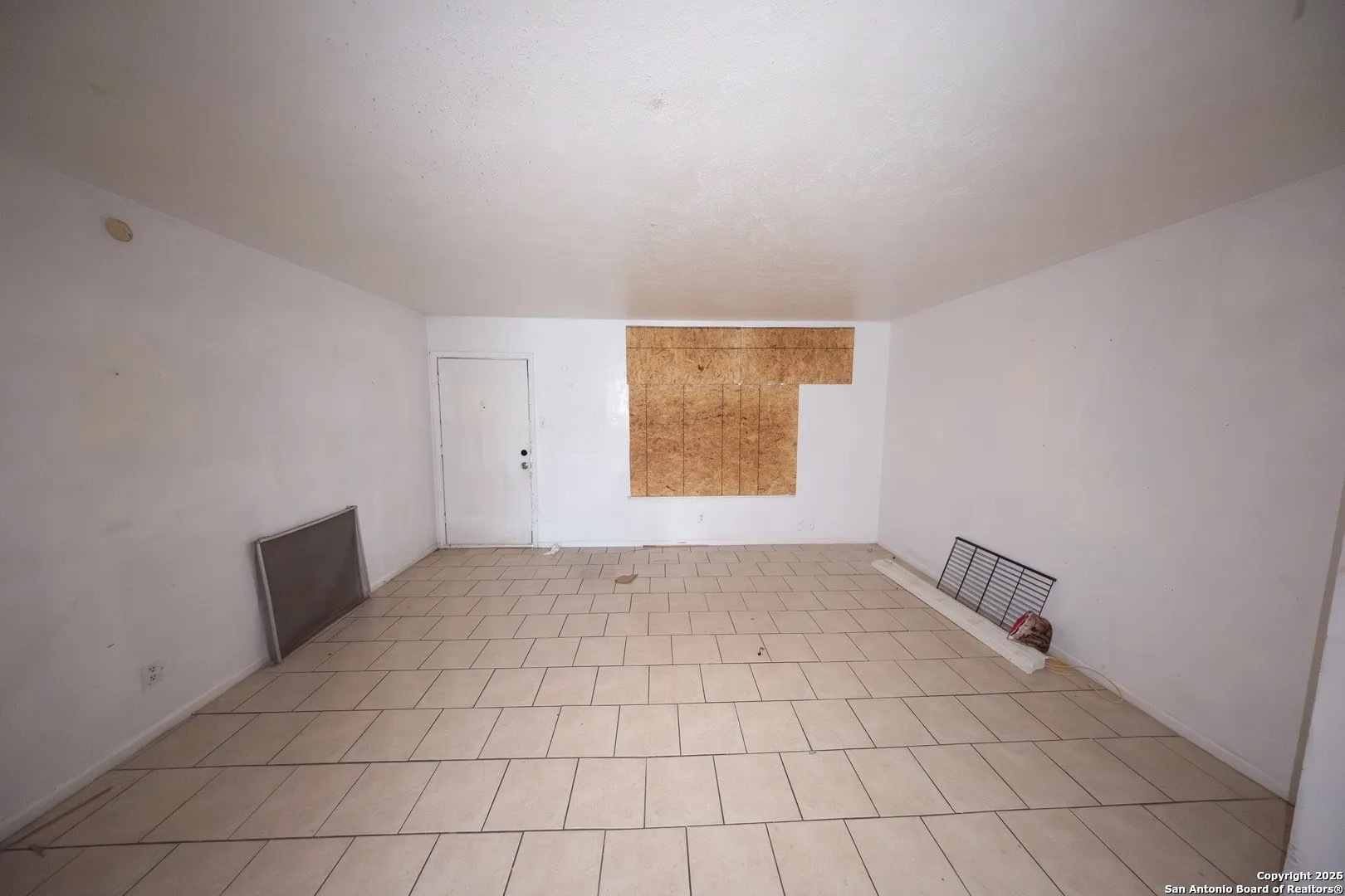 170 De Chantle Road, Unit 709 San Antonio, TX 78201 - Photo 15 of 24 an empty room with windows