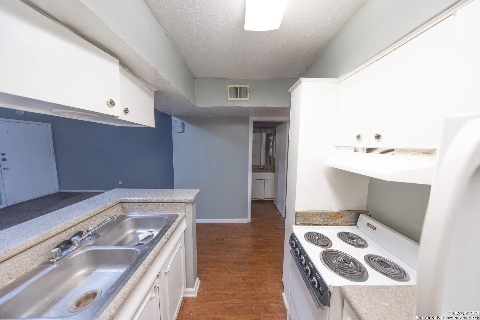170 De Chantle Road, Unit 709 San Antonio, TX 78201 - Photo 22 of 24 a kitchen with a stove and a sink