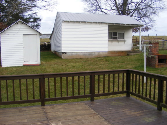 227 Remington Road Southeast Floyd, VA 24091 - Photo 5 of 11 a view of a house with a yard
