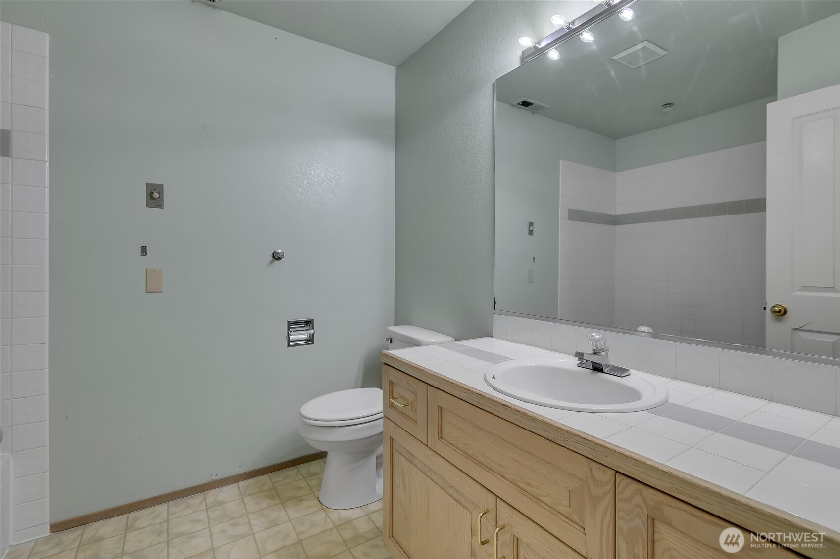 7326 Steilacoom Boulevard Southwest, Unit D3 Tacoma, WA 98499 - Photo 20 of 34