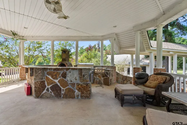 $735,000 | 9040 County Road 3600, Brownsboro, TX 75756