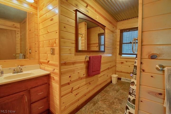19619 Thompson Ridge Road Laurelville, OH 43135 - Photo 27 of 34 Large full bathroom