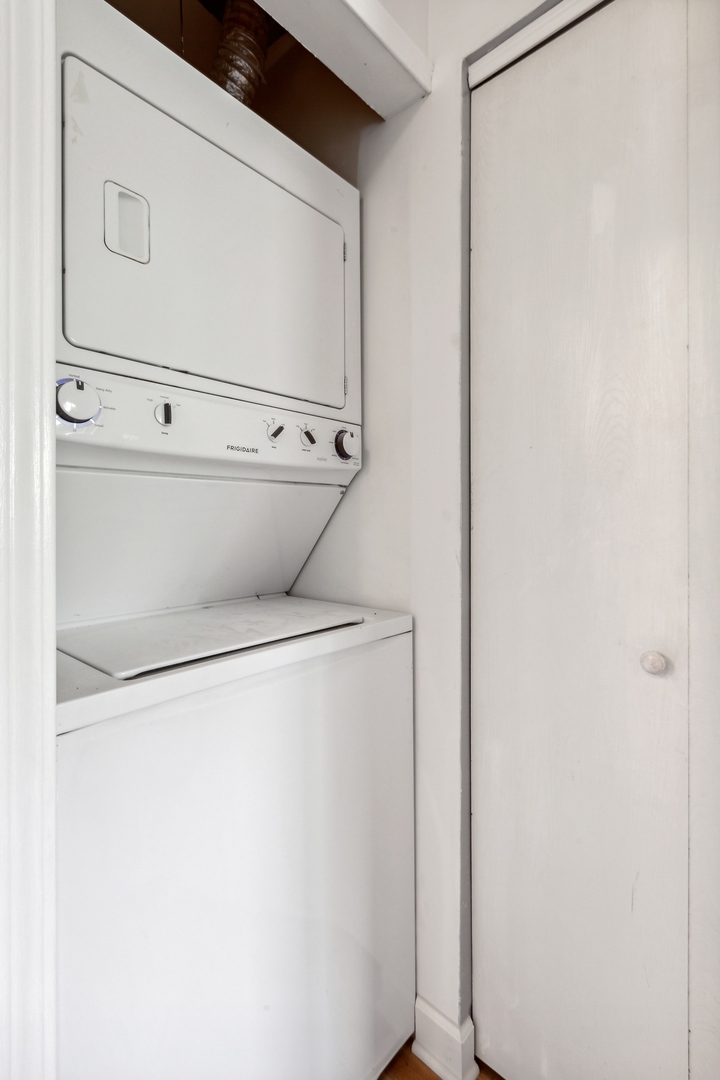 1464 Stonebridge Circle, Unit E2 Wheaton, IL 60189 - Photo 12 of 14 a utility room with dryer and washer
