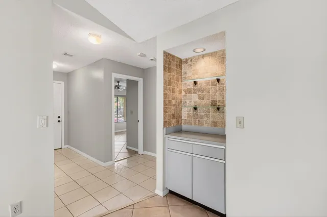 $295,000 | 400 Club Circle, Unit 201, Boca Raton, FL 33487