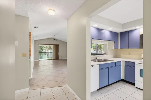 $295,000 | 400 Club Circle, Unit 201, Boca Raton, FL 33487
