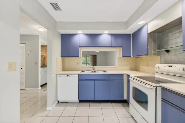 $295,000 | 400 Club Circle, Unit 201, Boca Raton, FL 33487