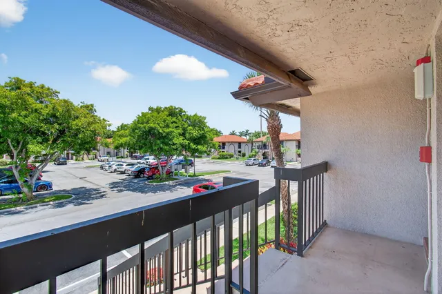 $295,000 | 400 Club Circle, Unit 201, Boca Raton, FL 33487