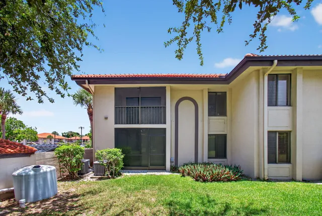 $295,000 | 400 Club Circle, Unit 201, Boca Raton, FL 33487