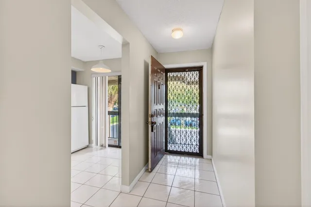 $295,000 | 400 Club Circle, Unit 201, Boca Raton, FL 33487