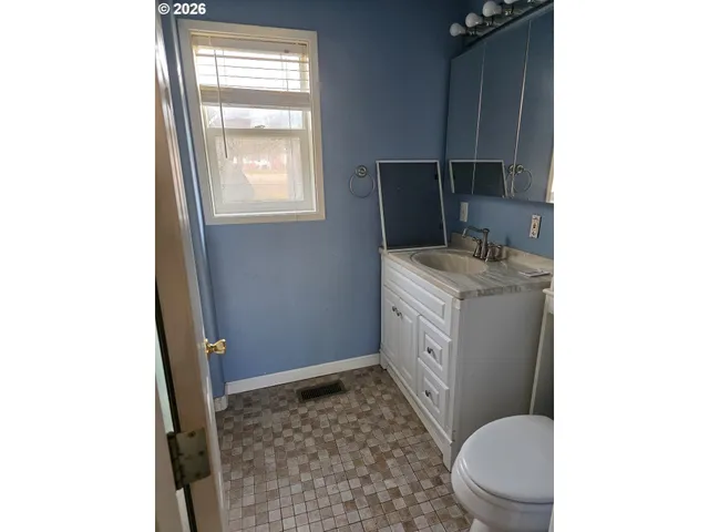 $330,000 | 1589 Northwest Calkins Avenue, Roseburg, OR 97471