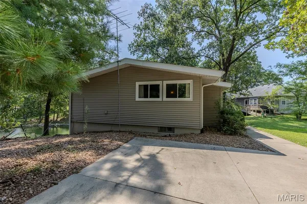 $179,900 | 12820 Winnebago Drive, Shipman, IL 62685
