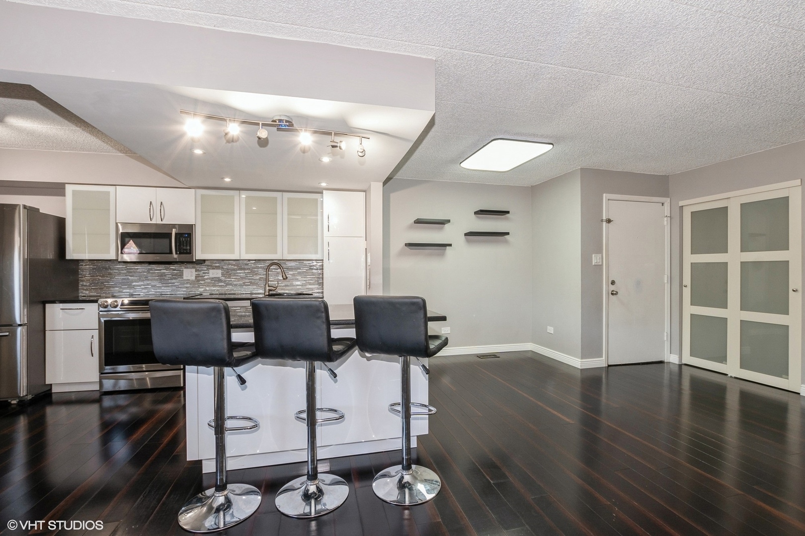 10504 Ridge Cove Drive, Unit 14D Chicago Ridge, IL 60415 - Photo 3 of 18 Gallery Image 3