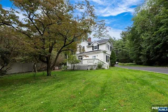 a view of house with garden