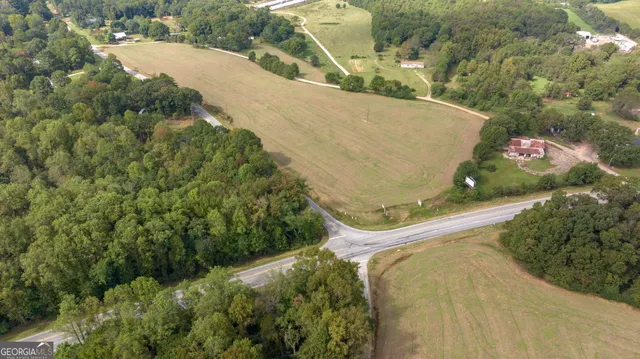 a view of a yard in front of house