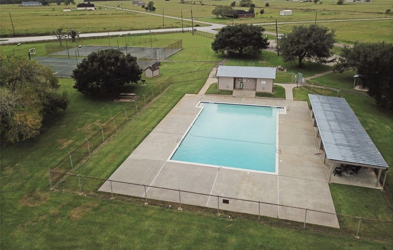 352 Horse Shoe Trail Angleton, TX 77515 - Photo 6 of 8