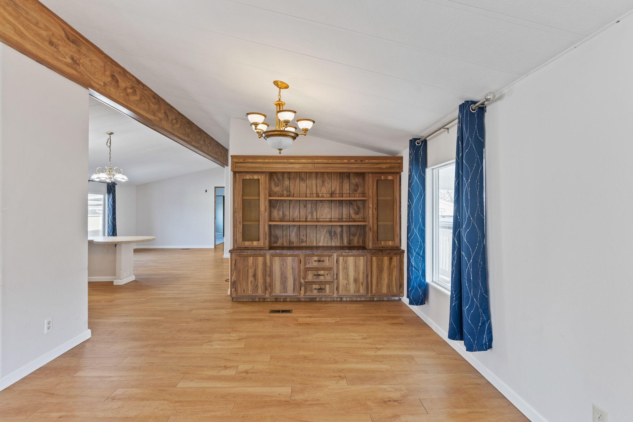 5076 Leonard Road, Unit 111 Grants Pass, OR 97527 - Photo 11 of 37 Built-In buffet in dining area