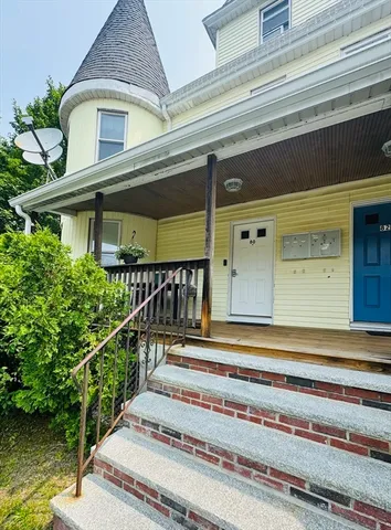 a view of entryway with a front door