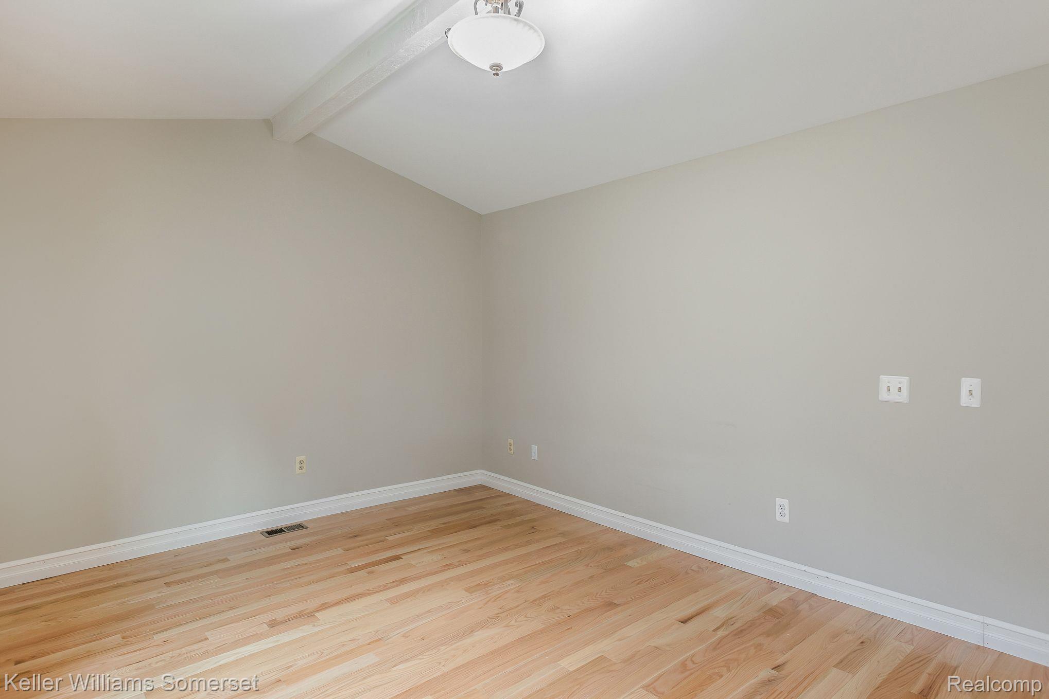 524 Tennyson Rochester, MI 48307 - Photo 16 of 25 Gallery Image 16