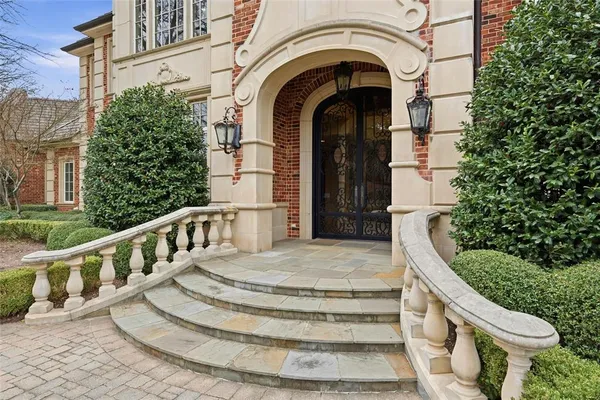a view of entryway with outdoor