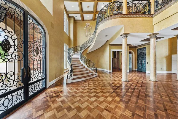 a view of entryway with a front door