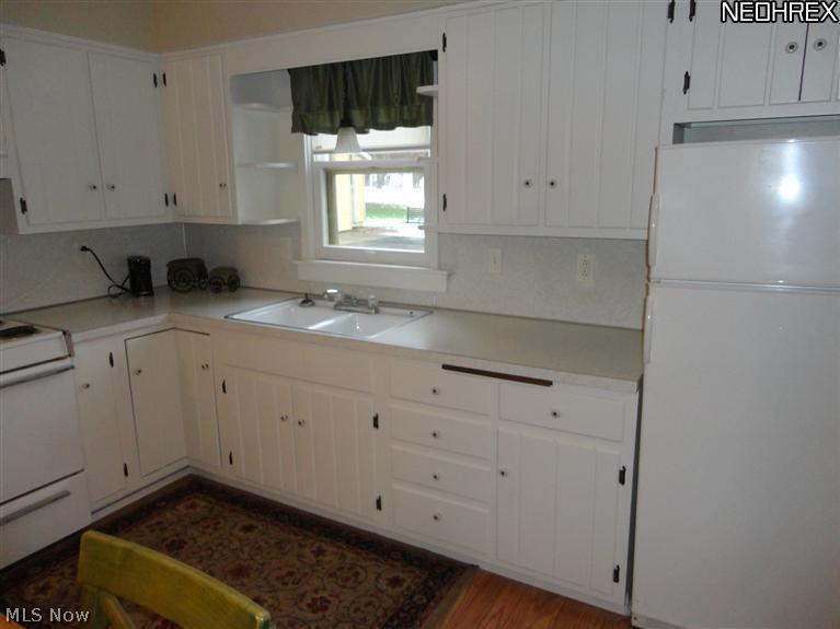 1365 State Road Hinckley, OH 44233 - Photo 19 of 25 Additional Living Suite - has eat in Kitchen. Oven & fridge included
