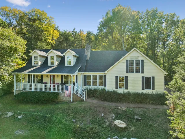 a view of a yard in front of house