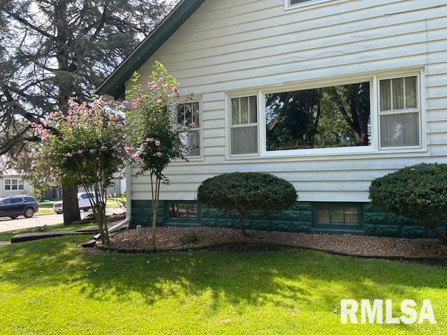 828 Park Place Clinton, IA 52732 - Photo 3 of 42