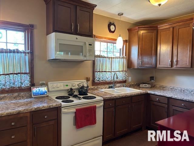 828 Park Place Clinton, IA 52732 - Photo 10 of 42