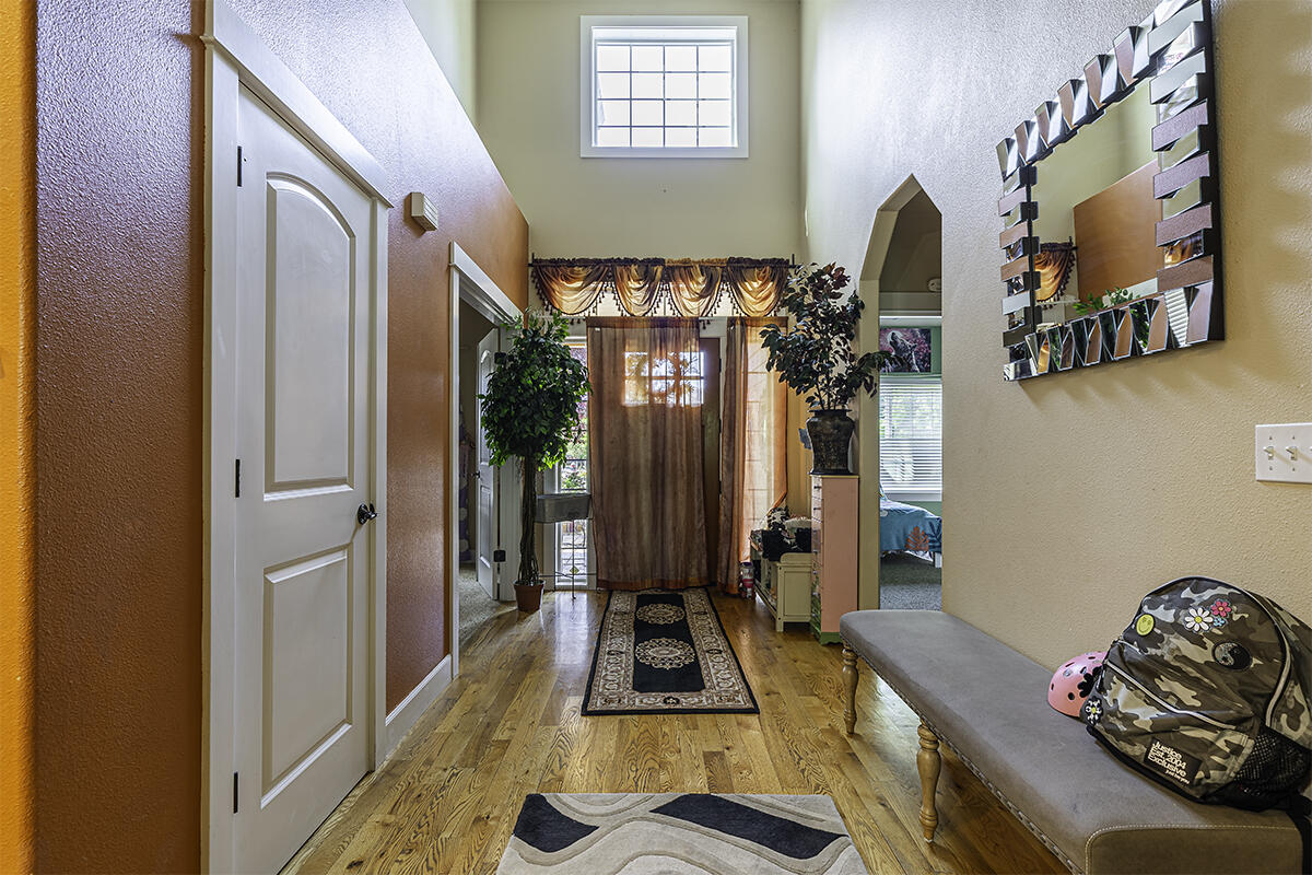 176 Echo Way Eagle Point, OR 97524 - Photo 2 of 26 DSC01245-HDR-Edit
