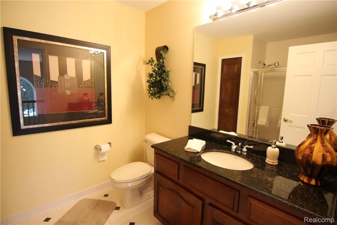 3178 Hedgewood Lane Rochester, MI 48309 - Photo 34 of 40 Hedgewood Ln Upper Full Bath.jpg