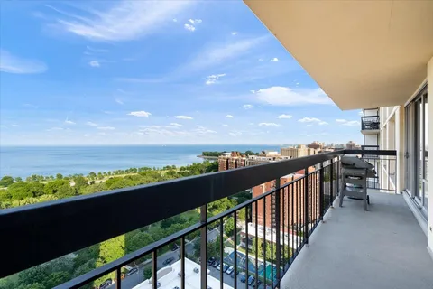 $674,500 | 5201 South Cornell Avenue, Unit 22AB, Chicago, IL 60615