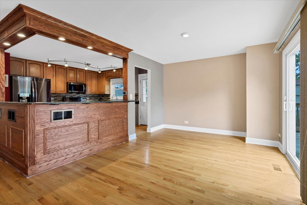 27 Spring Valley Lane Streamwood, IL 60107 - Photo 6 of 32 Gallery Image 6