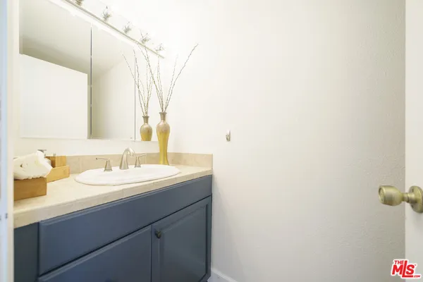 $988,888 | 24086 Avenida Crescenta, Valencia, CA 91355