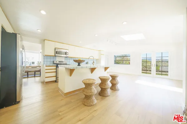 $988,888 | 24086 Avenida Crescenta, Valencia, CA 91355