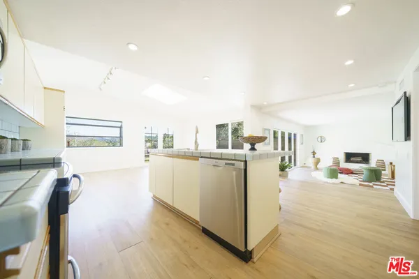 $988,888 | 24086 Avenida Crescenta, Valencia, CA 91355