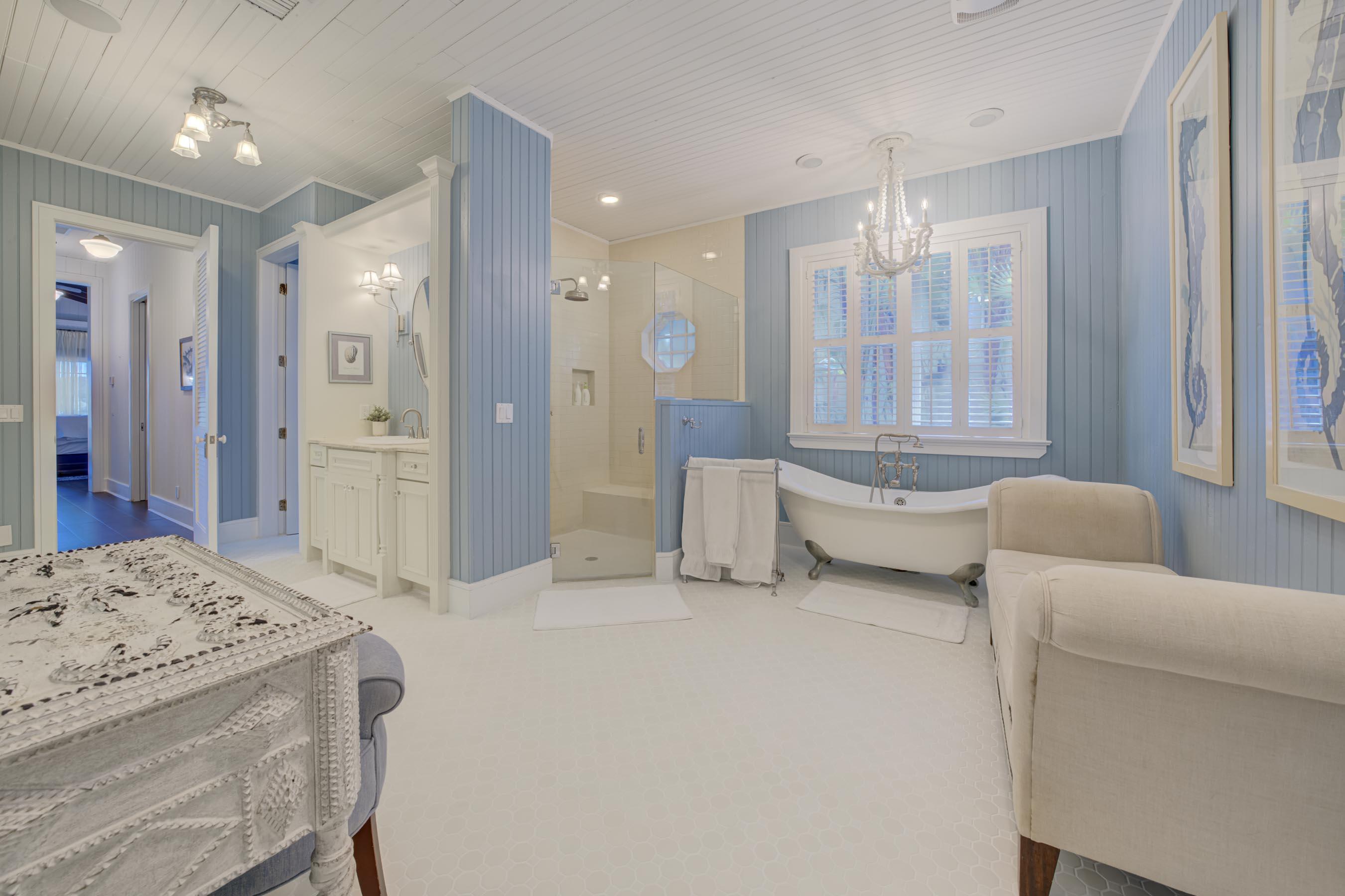 5270 Pennock Point Road Jupiter, FL 33458 - Photo 15 of 60 a living room with furniture and a chandelier