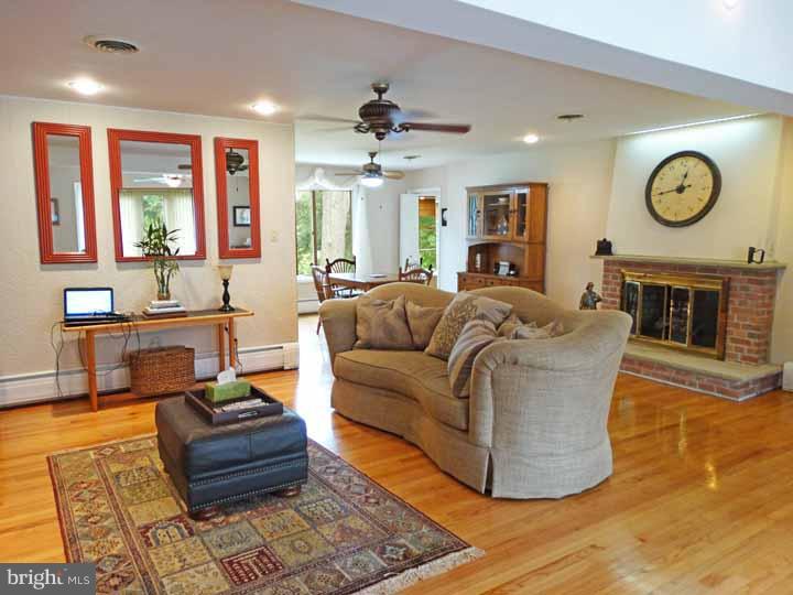 3476 Hillcroft Road Huntingdon Valley, PA 19006 - Photo 3 of 25 Living Room