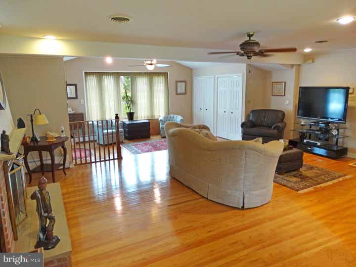 3476 Hillcroft Road Huntingdon Valley, PA 19006 - Photo 4 of 25 Living Room
