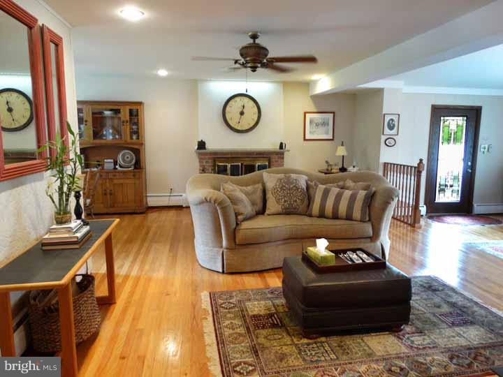 3476 Hillcroft Road Huntingdon Valley, PA 19006 - Photo 5 of 25 Living Room