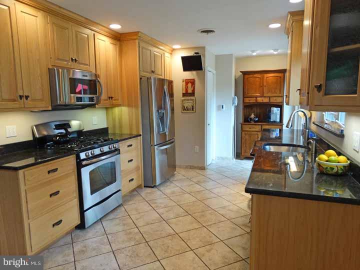 3476 Hillcroft Road Huntingdon Valley, PA 19006 - Photo 10 of 25 Kitchen