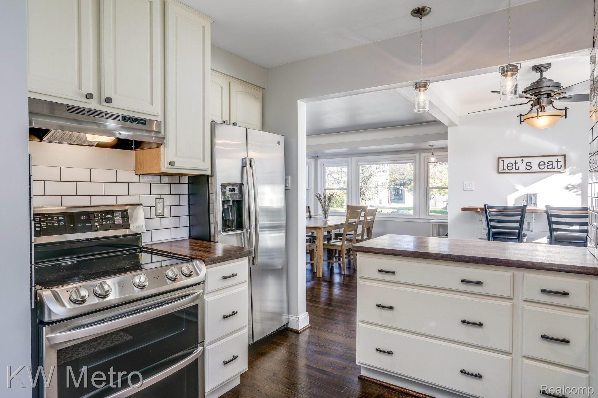 1527 Eaton Road Berkley, MI 48072 - Photo 11 of 36 Very open concept for convenience and luxury style living.