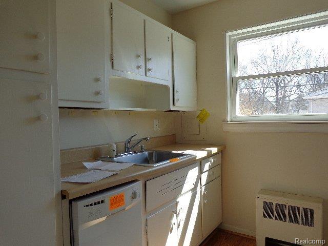 2821 West Thirteen Mile Road, Unit 2 Royal Oak, MI 48073 - Photo 16 of 23 261-843021 Kitchen b.JPG