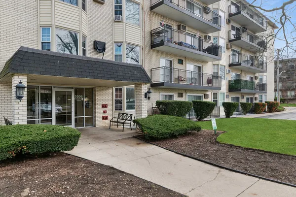 $212,000 | 5506 Lincoln Avenue, Unit A511, Morton Grove, IL 60053