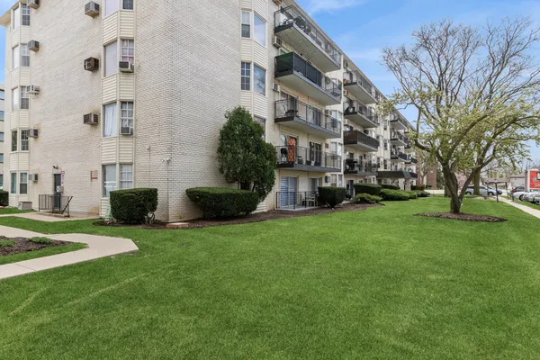 $204,000 | 5506 Lincoln Avenue, Unit A511, Morton Grove, IL 60053