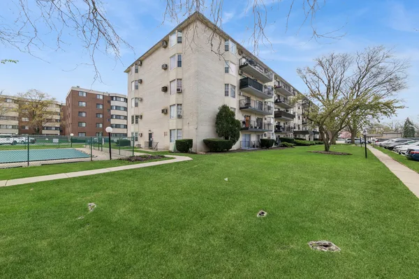 $204,000 | 5506 Lincoln Avenue, Unit A511, Morton Grove, IL 60053