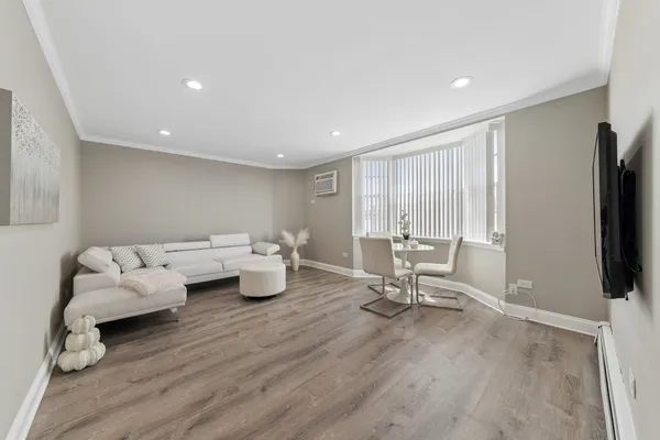 $204,000 | 5506 Lincoln Avenue, Unit A511, Morton Grove, IL 60053